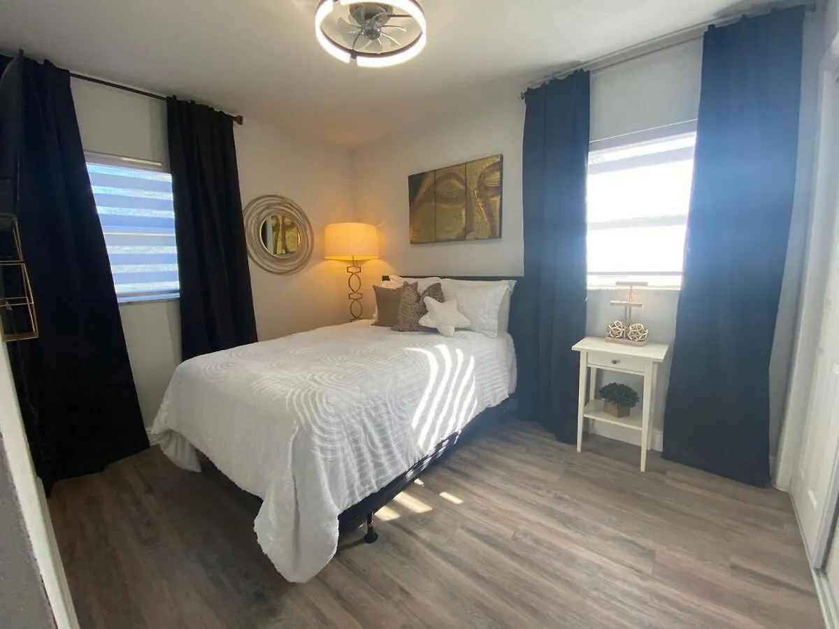 別荘 Remodeled Home In Up And Coming Tampa Neighborhood 米国
